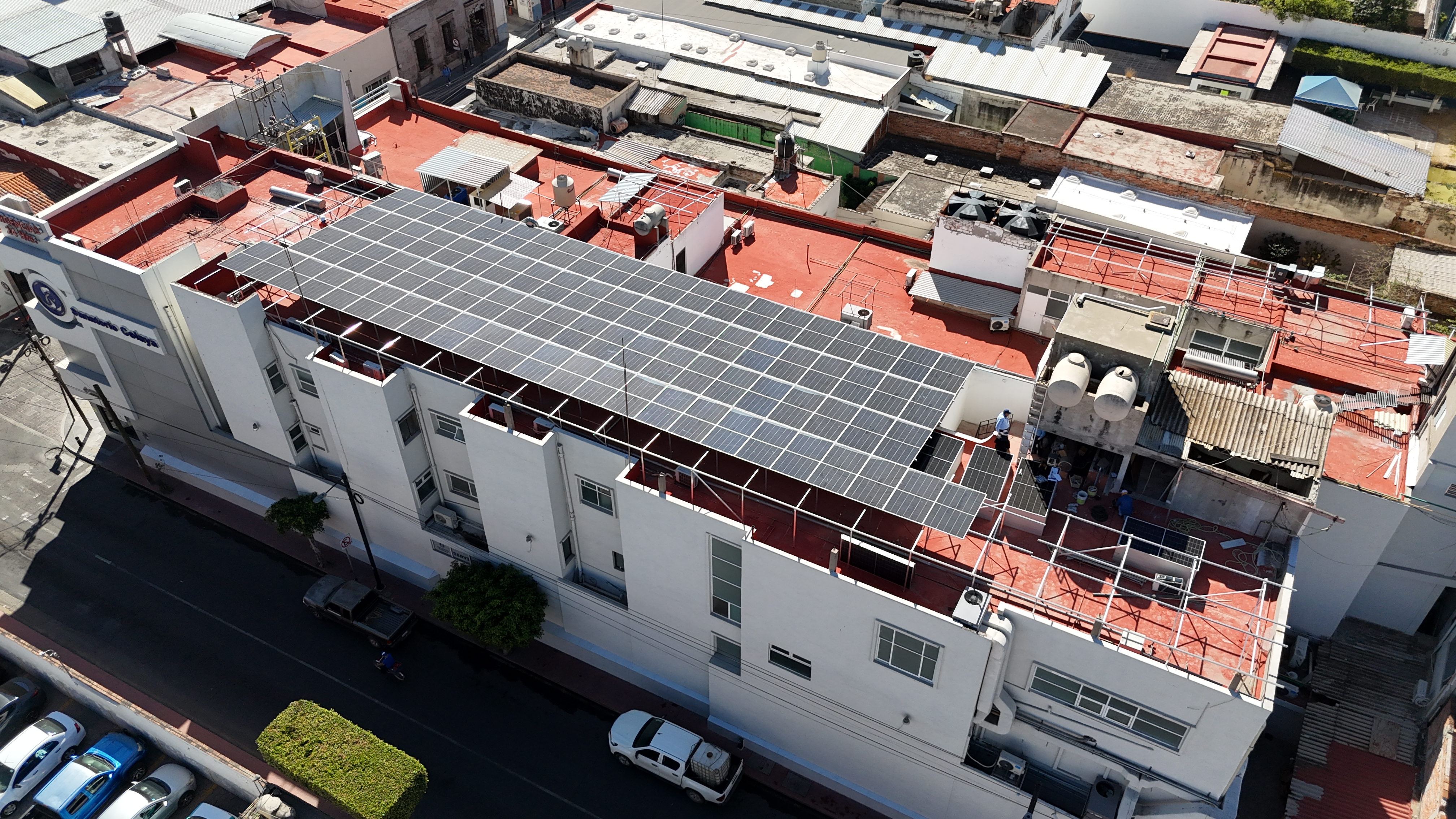[Imagen de Instalación en Techo]