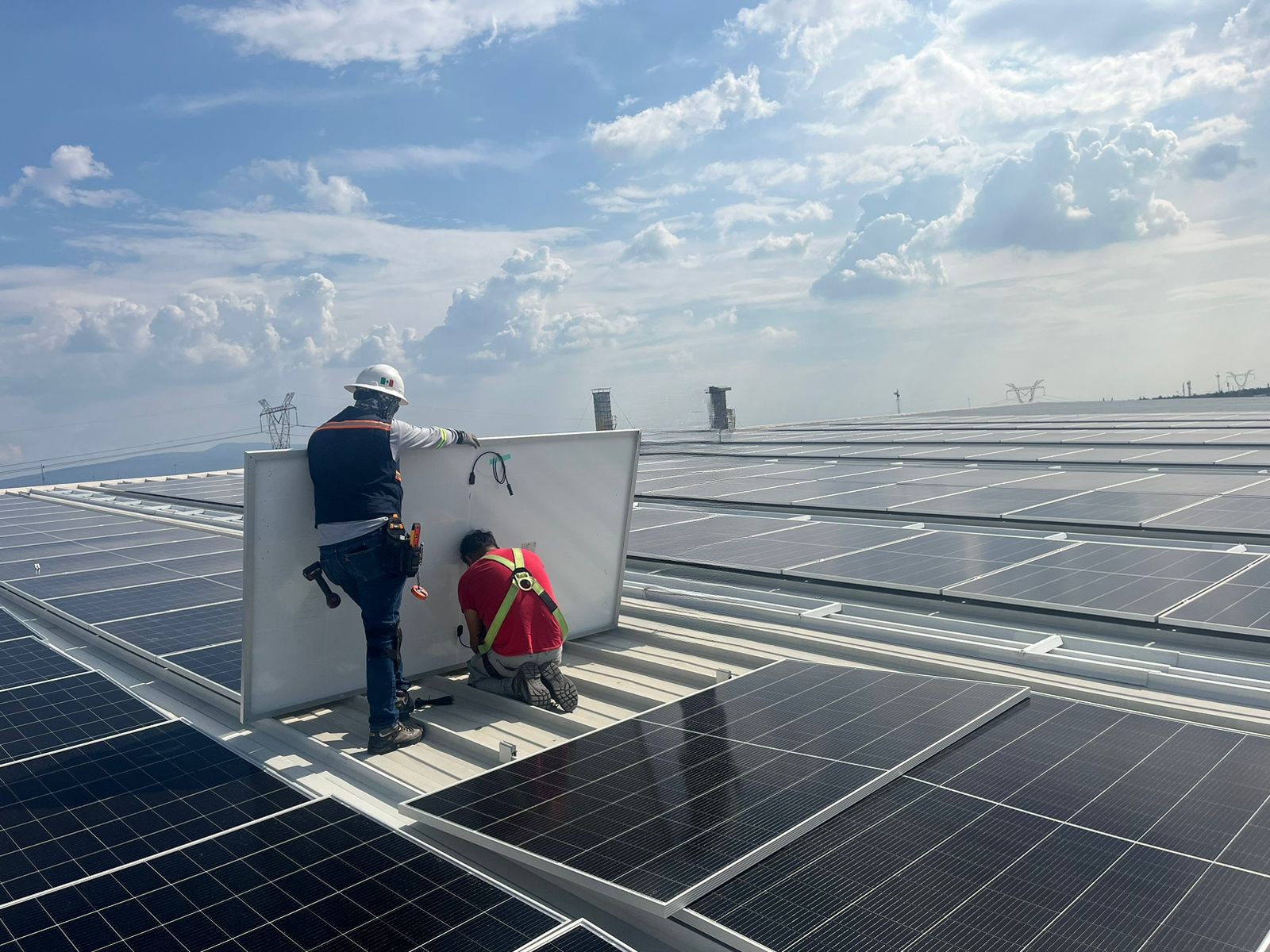 [Imagen del proceso de instalación de paneles solares]